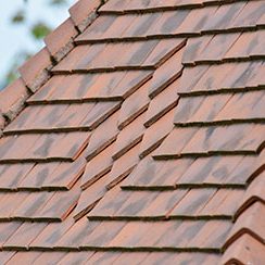 toiture tuiles plates avec motif réalisé par les charpentiers montbardois