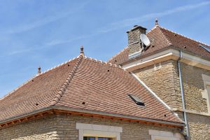 photo d'une toiture en tuiles plates réalisée par les Charpentiers montbardois à Montbard