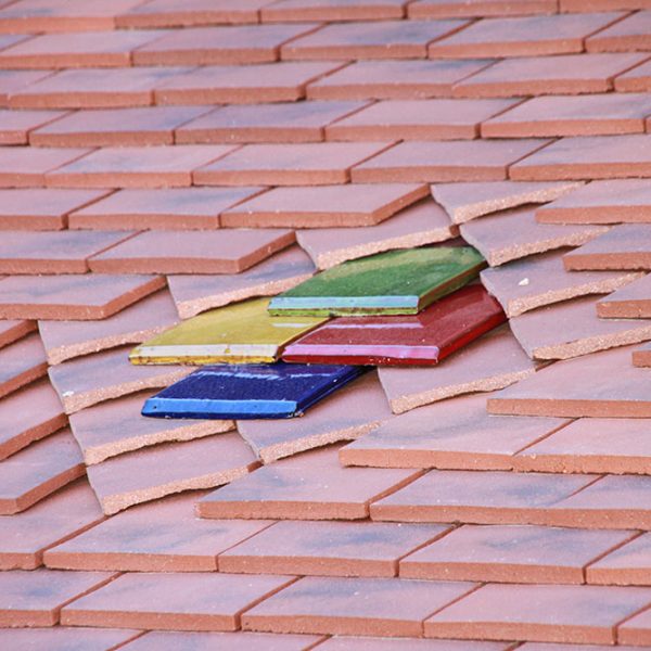 toiture plate avec motifs en tuiles céramique par les Charpentiers montbardois à Montbard