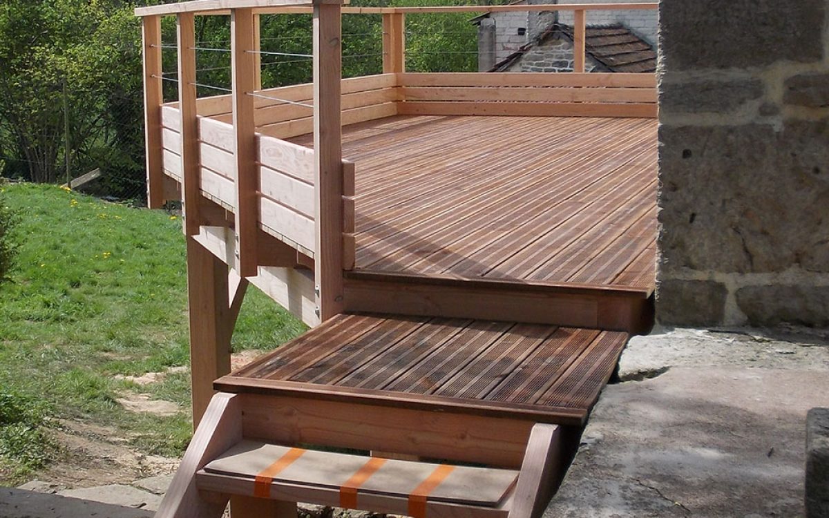 terrasse et escalier en bois construits par les Charpentiers montbardois à Montbard