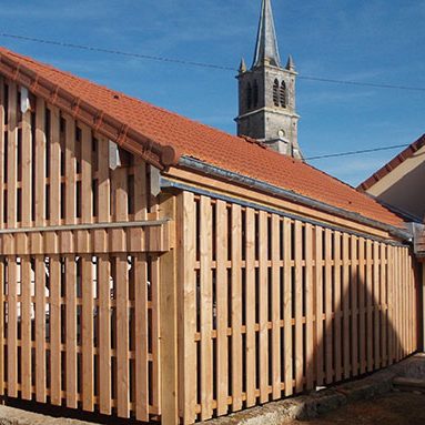 murs en bois du préau réalisé à Chemin d'Aisey par les Charpentiers montbardois à Montbard