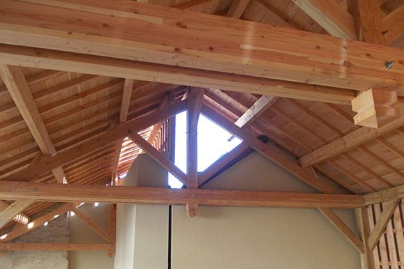 vue de la charpente du préau réalisée par les Charpentiers montbardois à Montbard