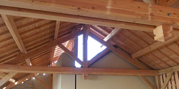 vue de la charpente du préau réalisée par les Charpentiers montbardois à Montbard