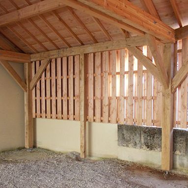 préau en bois réalisée à CHemin d'aisey par les Charpentiers montbardois à Montbard